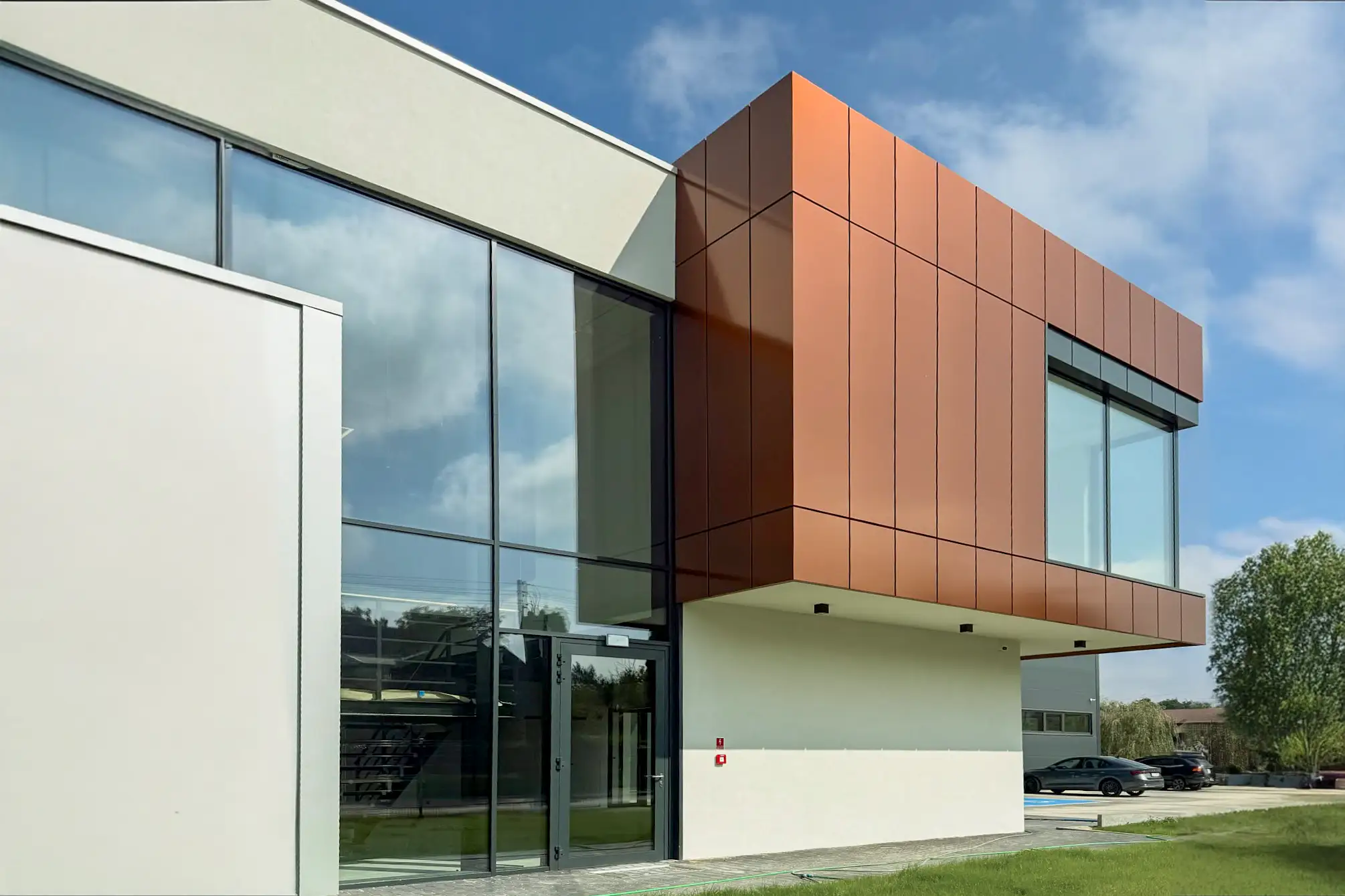 Fasada aluminiowa budynek biurowy hala w Łodzi